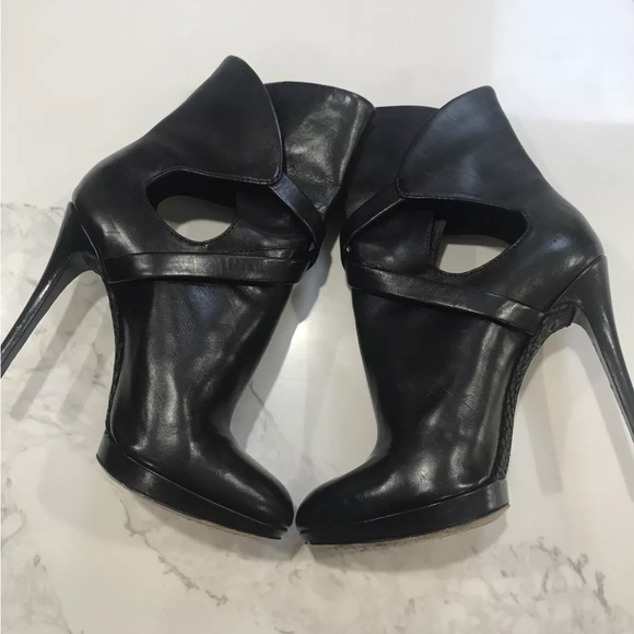 B Brian Atwood Factorium leather bootie Platform heel Size 6.5. buckle detail - Picture 6 of 16